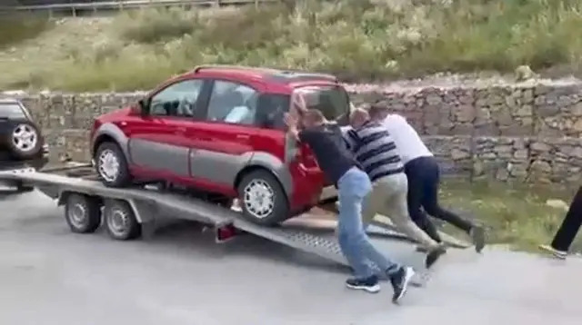 Nesvakidašnja fotografija iz Pranjana: Predsednik opštine Gornji Milanovac u beloj košulji i odelu gura pokvareni automobil, pomagalo se komšijama iz Čačka (FOTO)