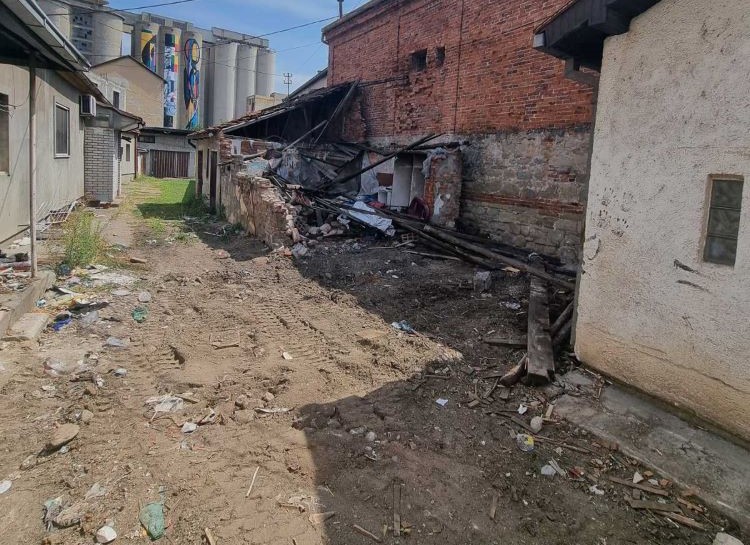 Ekološko ruglo u strogom centru Čačka: Odmah po dojavi došli radnici komunalnog preduzeća i sve očistili - u dvorišu bilo nabacano svega kao da je deponija (FOTO)