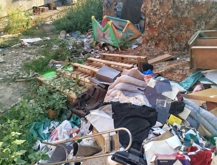 Očišćen otpad nagomilan u dvorištu u centru Čačka / foto: JKP Komunalac