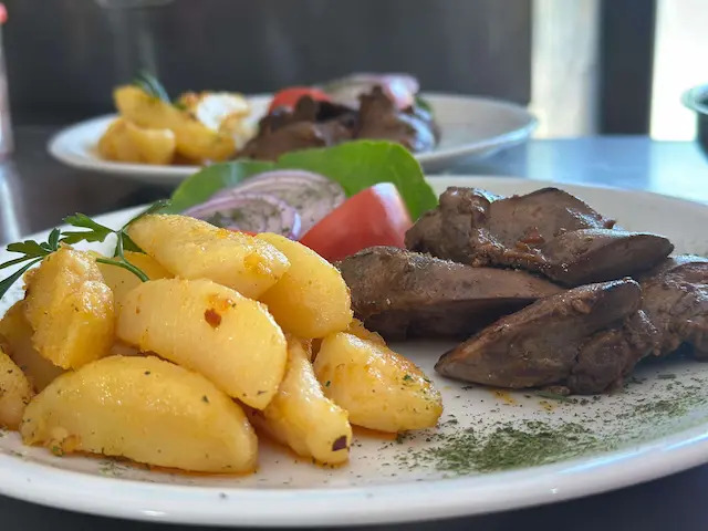 Hrane se burgerima, za neka stara srpska tradicionalna jela nisu ni čuli: Kuvar otkriva šta jede generacija Z čije odrastanje prati internet i pametni telefoni - ovu vrstu mesta nikad ne naručuju (FOTO)