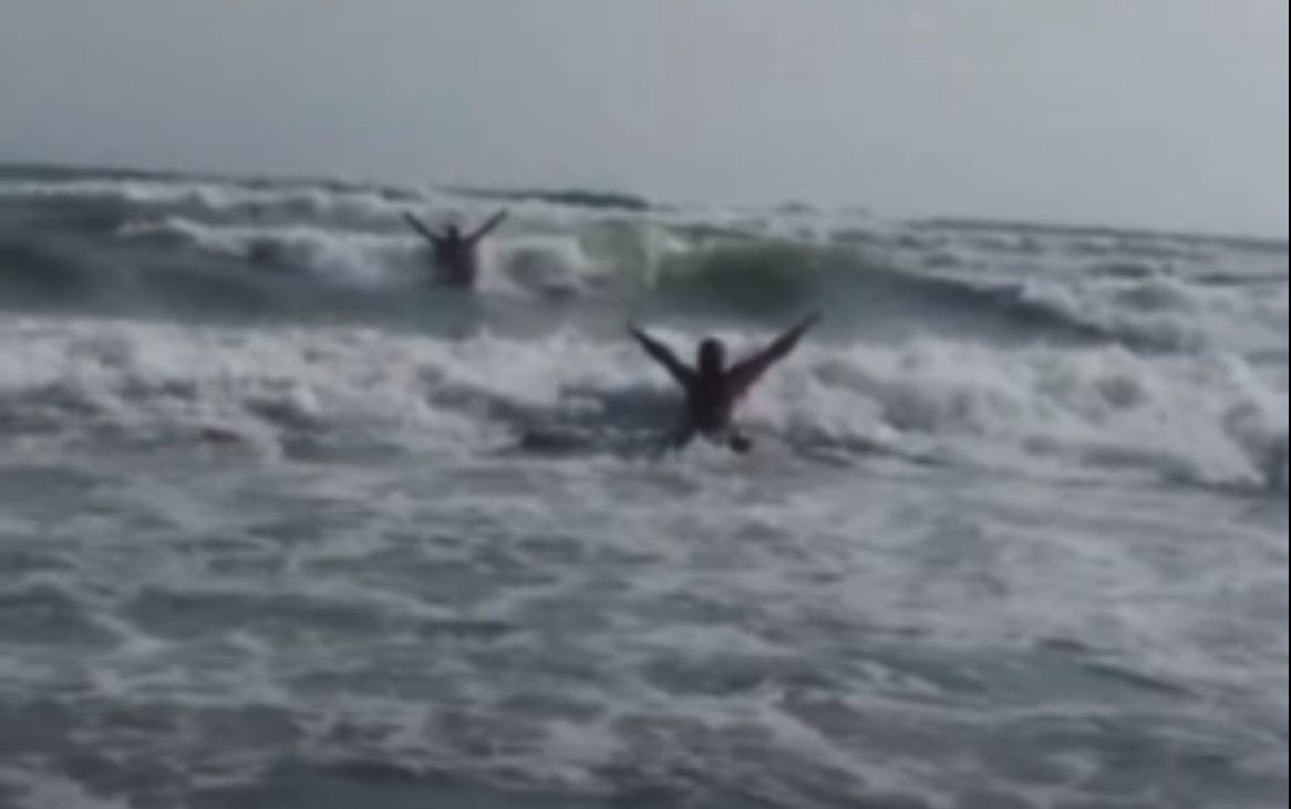 Drama na plaži u Ulcinju: Policajac iz Novog Pazara izvukao ženu iz talasa (FOTO)