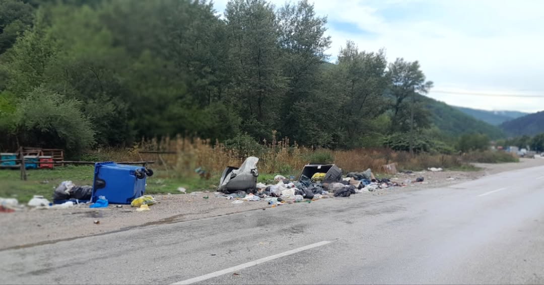 Vozač izgubio kontrolu, zakucao se u kotejnere pored puta i napravio haos - smeće razbacano svuda okolo: Saobraćajna nezgoda u prijepoljskom naselju Luke (FOTO)