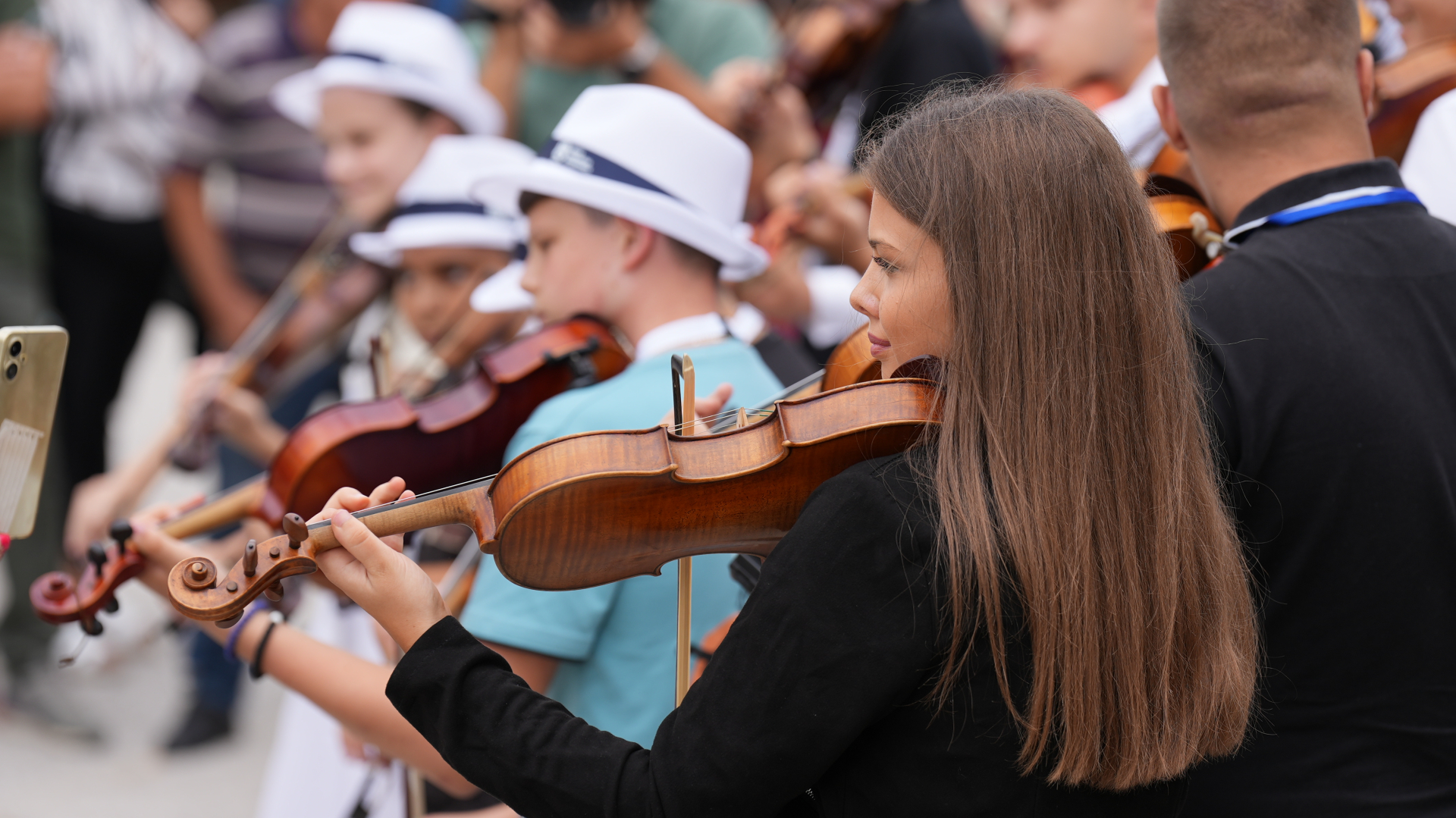 Ovo selo sada je najveselije u Srbiji, u njemu se traži krevet više jer sve što ima je zauzeto: Sabor violinista počeo u Pranjanima - muzika i majstori koji diraju žice ali i dušu (FOTO)(VIDEO)