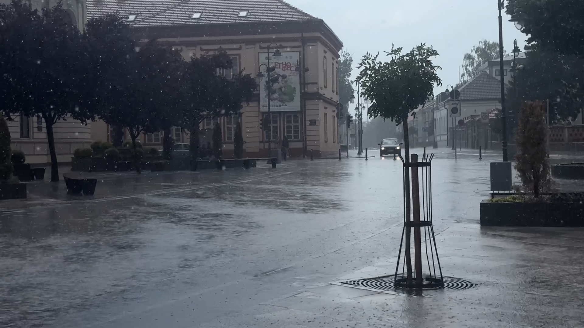 Pijavica mini tornado u naselju Trnava u Čačku: Silovit vetar nosio limeni krov preko 50 metara, meštani nisu znali šta ih je snašlo