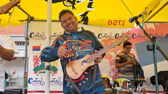 Srbi su sjajni, selo je prelepo: Veseli Meksikanci oduševili meštane Pranjana - oni su neobični gosti na Saboru violinista podno Suvobora