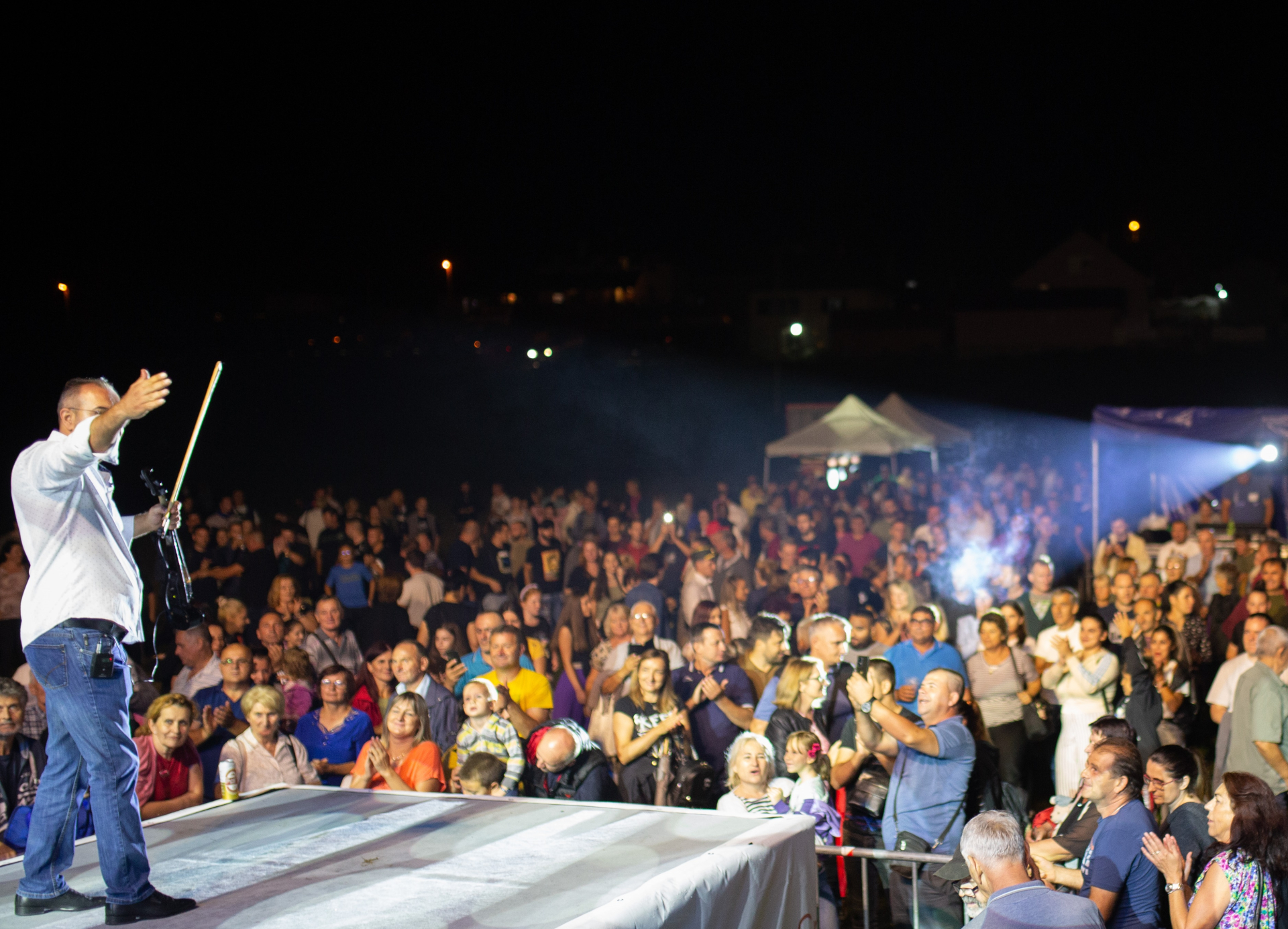 Svi putevi vode u Pranjane, vanredne autobuske linije uvedene za ovo selo: Na velikoj bini večeras gudala ukrštaju najbolji, sutra koncert Miroslava Ilića