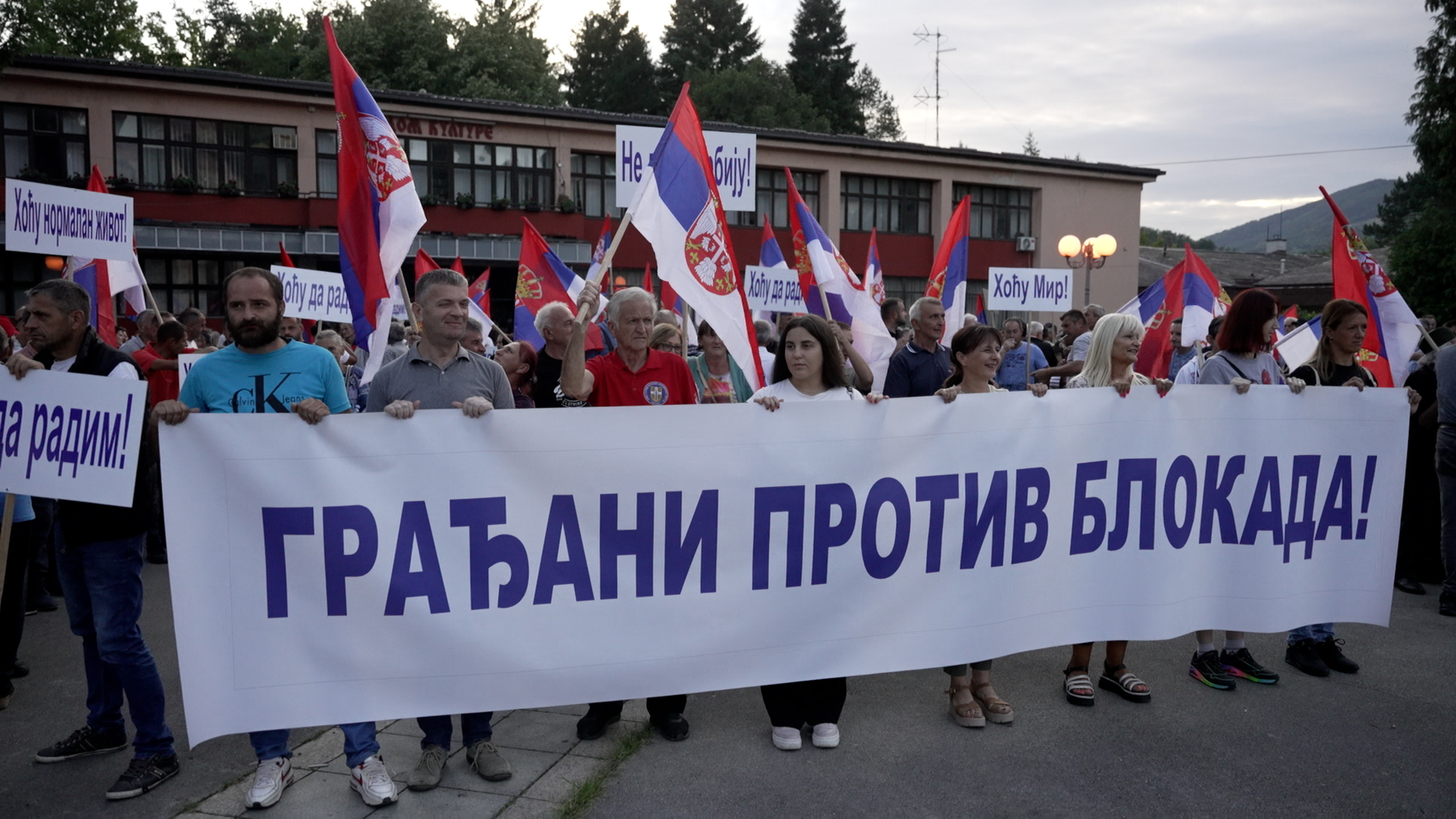 Svoje komplekse i frustracije blokaderi sada leče na ulici, dosta nam je toga: Veliki skup građana u Lučanima koji poručuju - ne damo našu lepu Srbiju (FOTO)(VIDEO)