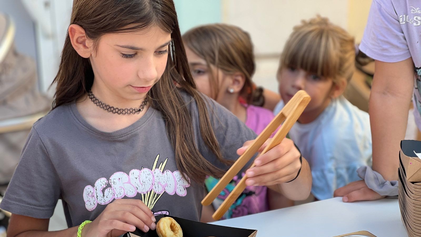 Slika dana stiže nam iz Pranjana: Vredni mališani odlučili da igru zamene prodajom krofnica i zarade džeparac - stariji prave i prodaju, mlađi rade "marketing" (FOTO)
