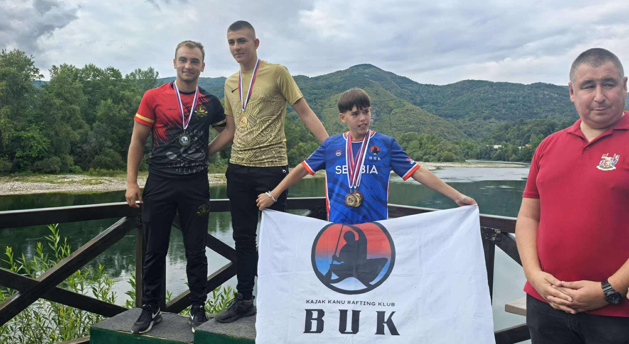 Sportski praznik na reci Drini: Balkansko takmičenje u kajaku i kanu okupilo preko 140 takmičara iz cele bivše Jugoslavije, oduševili mladi sportisti iz Bajine Bašte (FOTO)