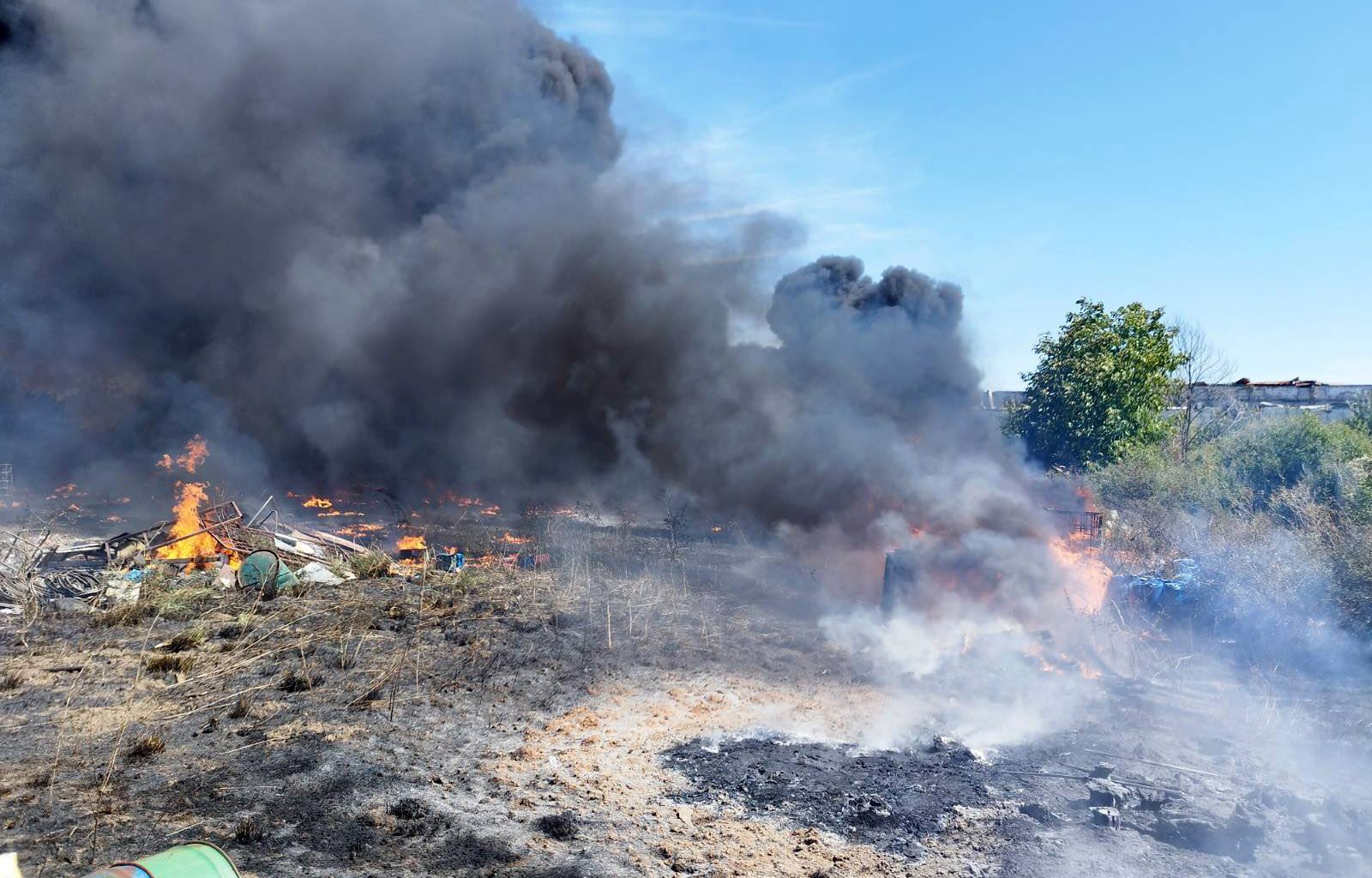 Veliki požar kod Novog Sada: Vatra gutala fabriku i salaš, vatrogasci sprečili širenje plamena (FOTO)(VIDEO)
