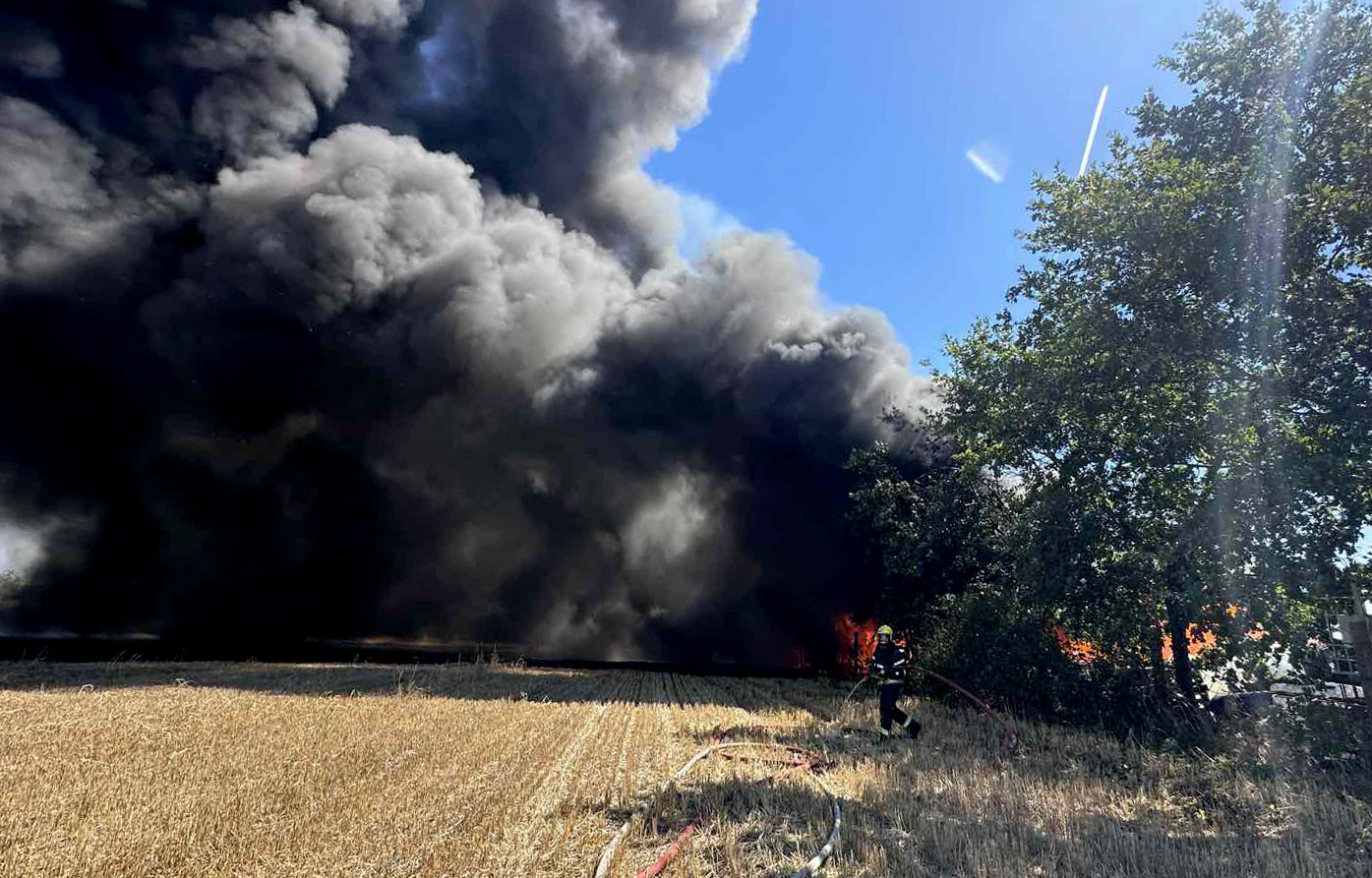 Veliki požar kod Novog Sada: Vatra gutala fabriku i salaš, vatrogasci sprečili širenje plamena/ Foto: MUP