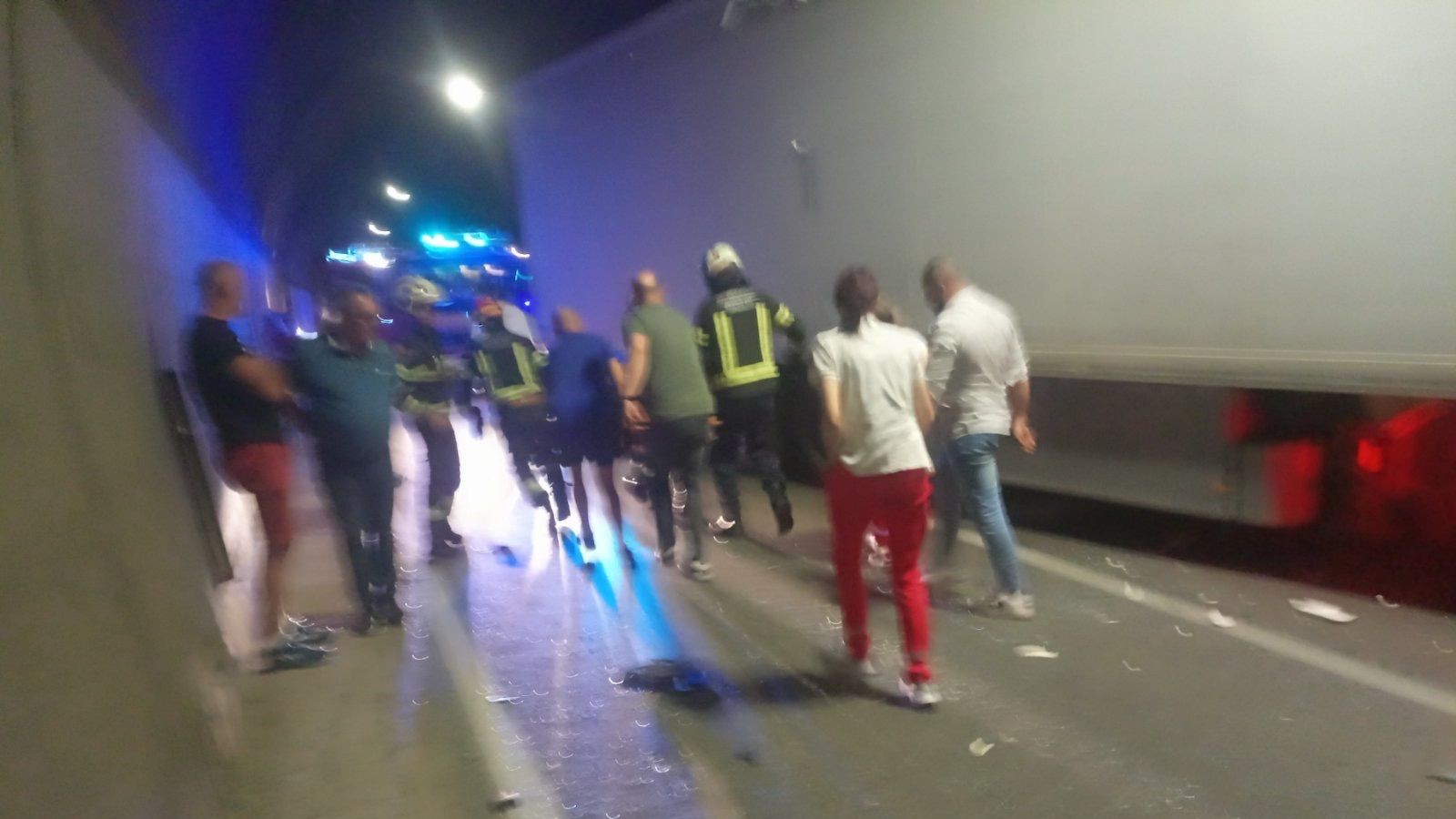 Zastrašujući prizori iz tunela kod Nikšića: Sudar dva kamiona i putničkog vozila, jedno lice ostalo zaglavljeno - izvukli ga vatrogasci (FOTO)