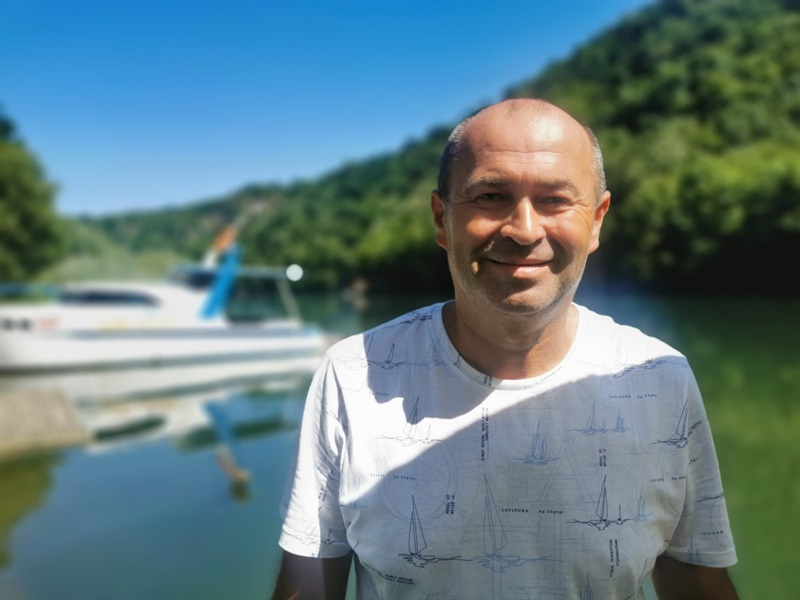 Bole je zaista kapetan na Belu lađu a nije Šojić, krstari prelepim predelima kroz klisuru: Trasa dugačka 14 kilometara ostavlja bez daha - turisti obožavaju pogled na manastire (FOTO)