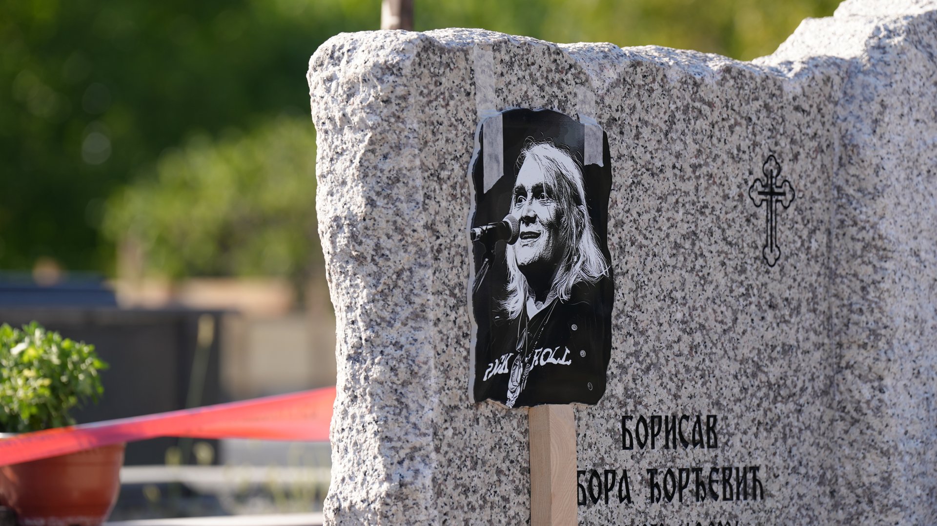 Ukrstite dve gitare, nek to bude spomenik: Ispunjena poslednja želja čuvenog Bore Čorbe, na groblju u Čačku podignut jedinstven spomenik za rok legendu (FOTO)