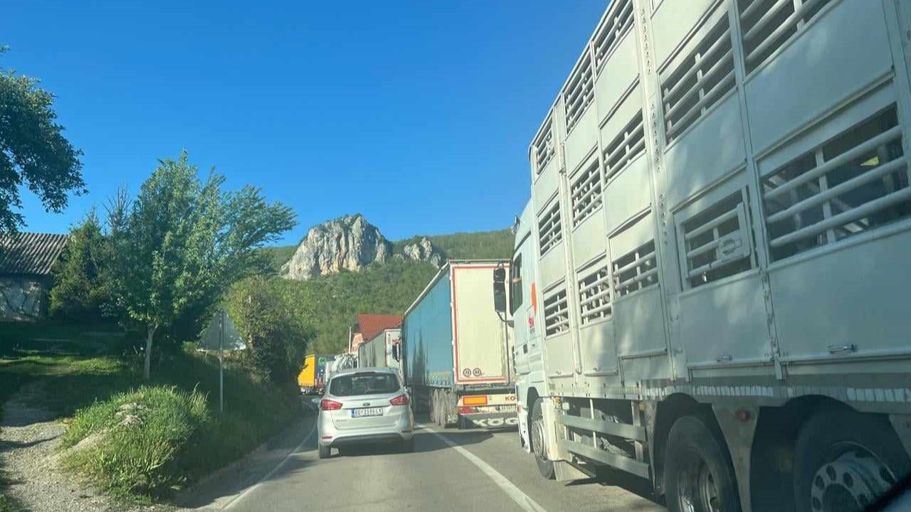 Drama na graničnom prelazu Dobrakovo: Poljski vozač kamiona udario u dva automobila i pobegao sa lica mesta ali je brzo uhapšen, dve osobe povređene