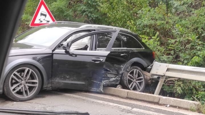 Jedan audi nasukan na bankini, drugi nasred magistrale: Žestok sudar nekoliko vozila kod Gornjeg Milanovca (FOTO)