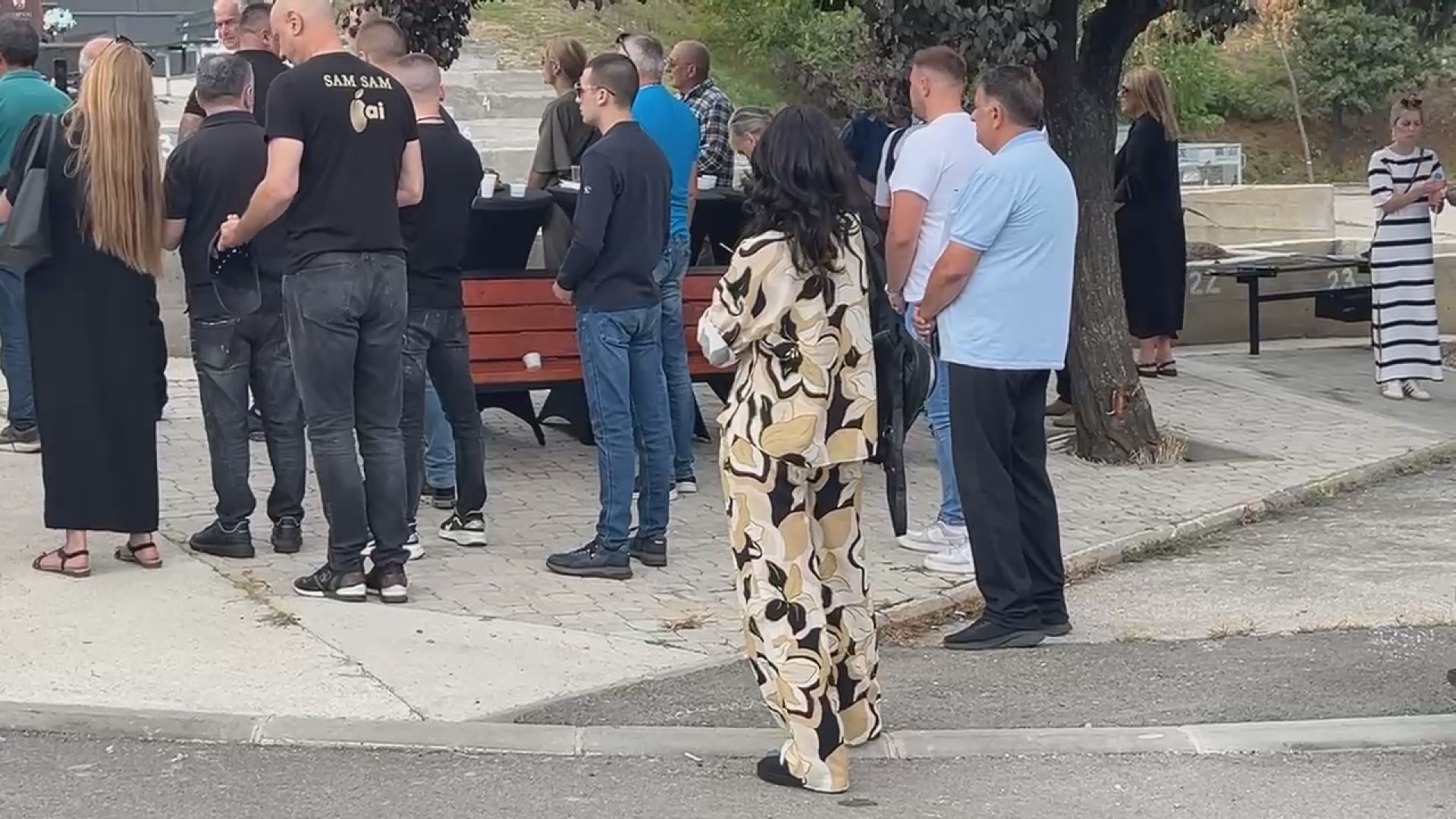 Nikad neće biti zaboravljen: Jednogodišnji pomen Bori Đorđeviću na Gradskom groblju u Čačku, pokrenuta inicijativa da se Kulturni centar nazove po ovoj rok legendi (FOTO) 