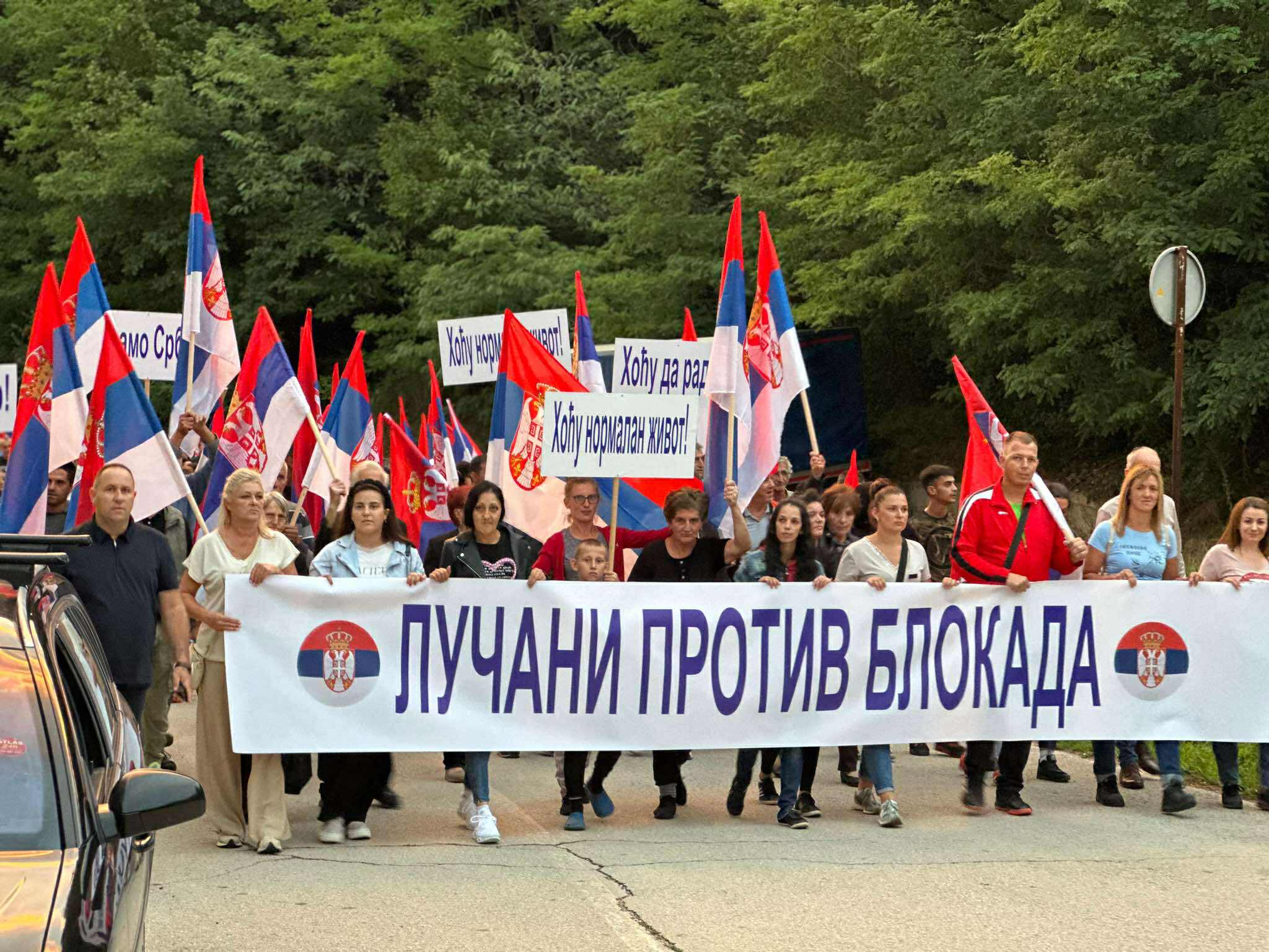 Dosta nam je maltretiranja blokadera, znam decu koja zbog njih nisu upisala fakultet jer se plaše neizvesnosti: Reke ljudi na velikim narodnim skupovima u Lučanima i Ivanjici (FOTO)