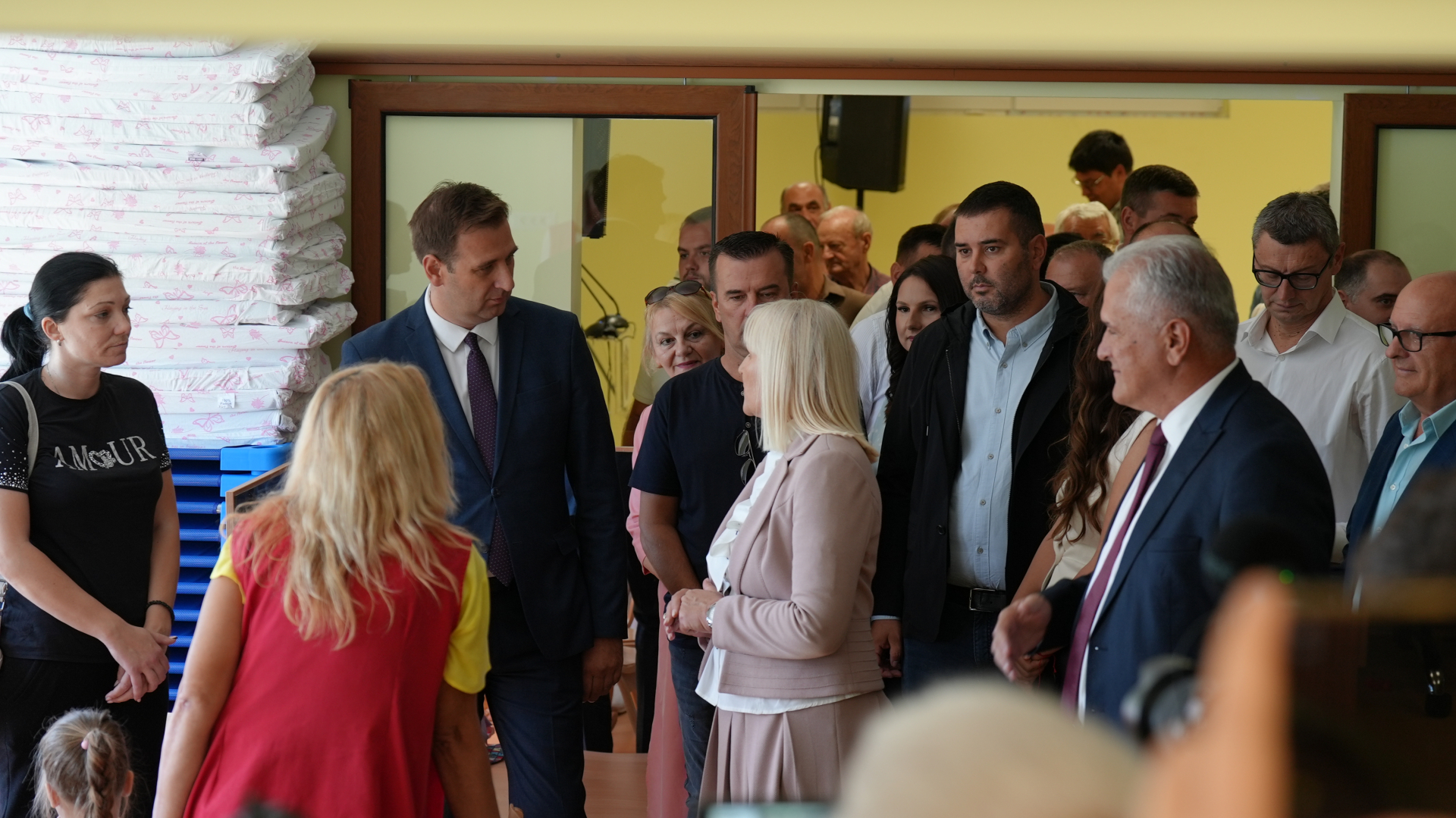 Oduševljeni roditelji i deca iz sela u okolini Čačka - konačno otvoren vrtić Maslačak / foto: RINA