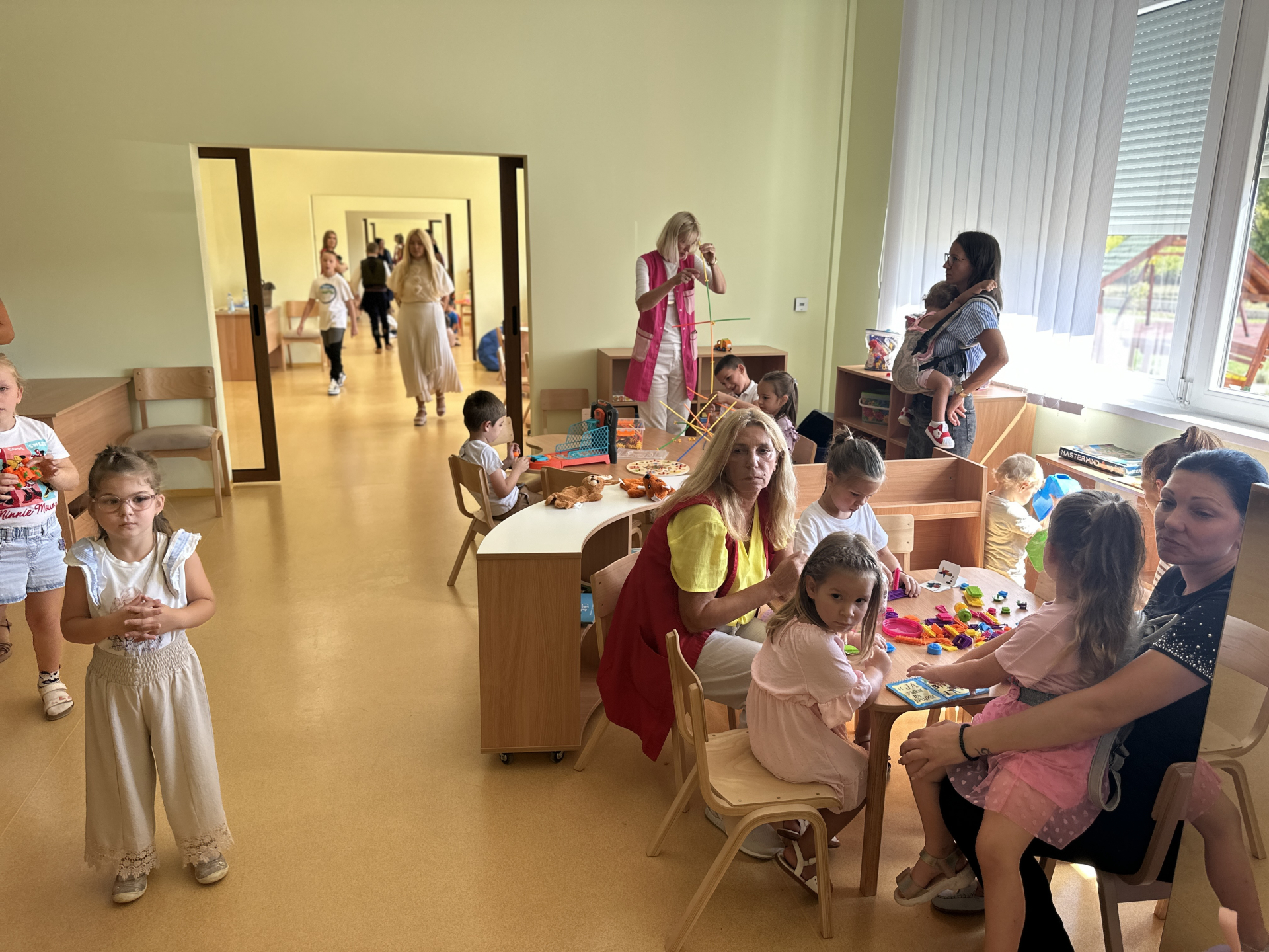 Oduševljeni roditelji i deca iz sela u okolini Čačka - konačno otvoren vrtić Maslačak / foto: RINA