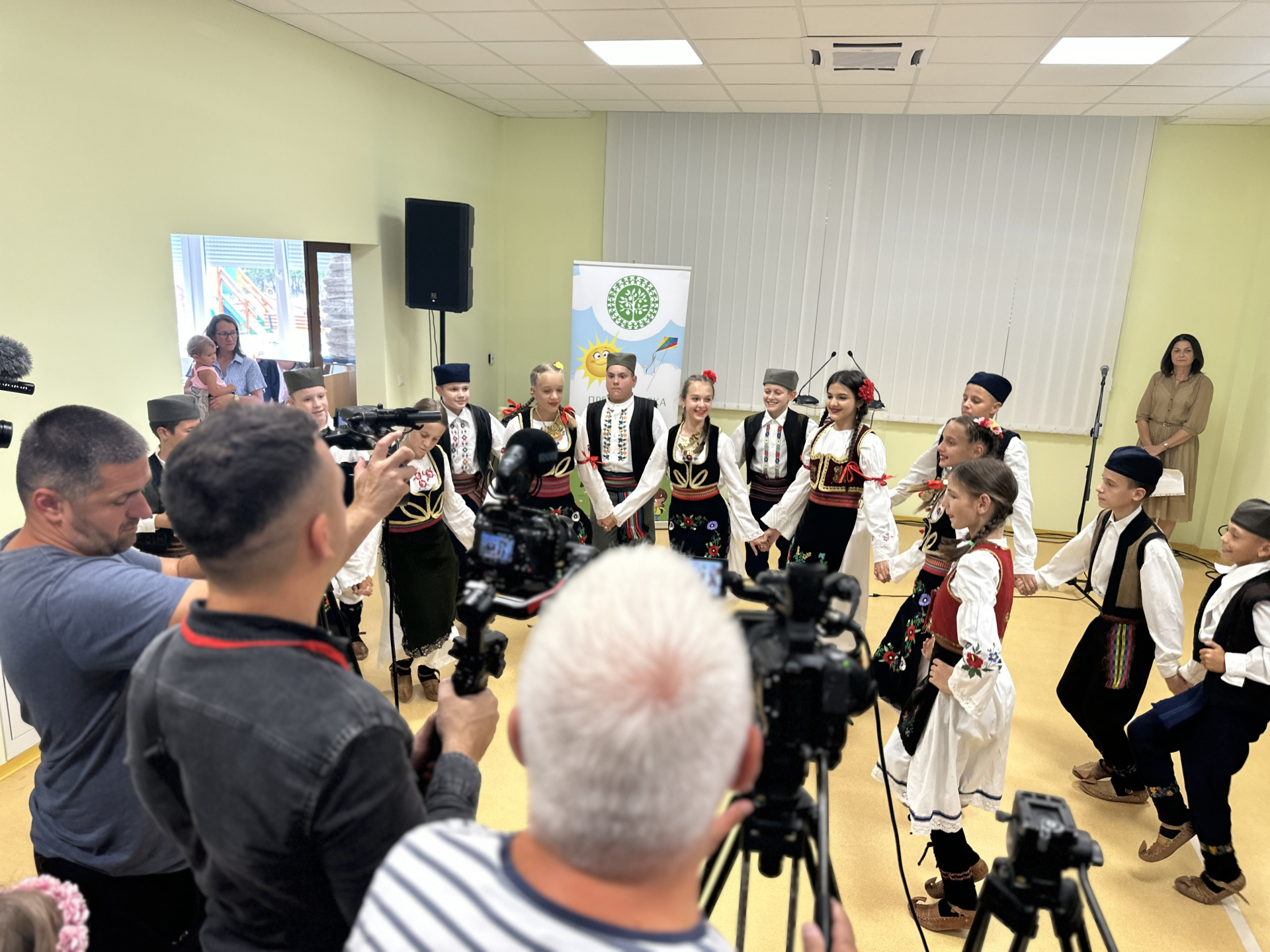 Oduševljeni roditelji i deca iz sela u okolini Čačka - konačno otvoren vrtić Maslačak / foto: RINA