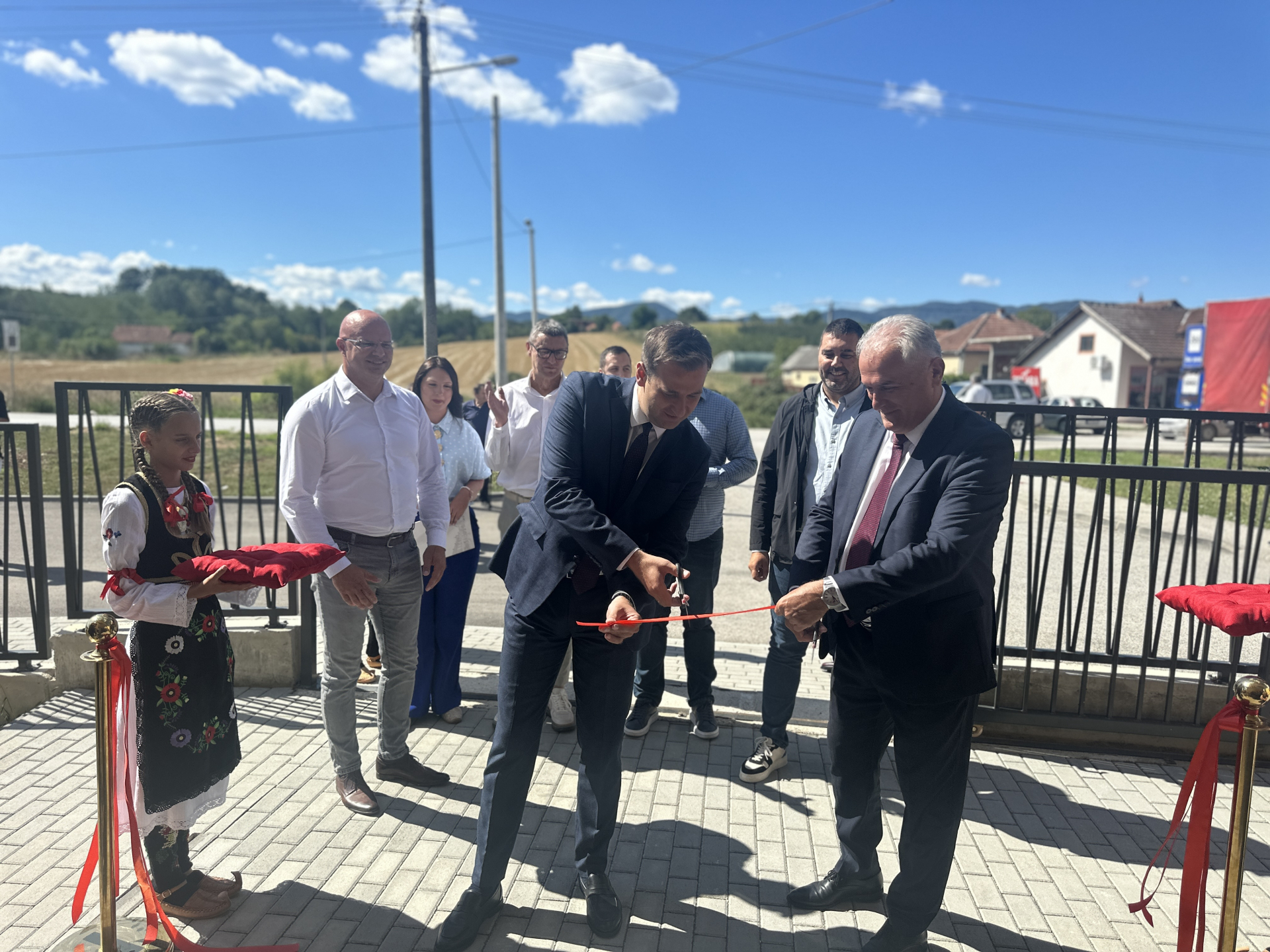 Oduševljeni roditelji i deca iz sela u okolini Čačka - konačno otvoren vrtić Maslačak / foto: RINA