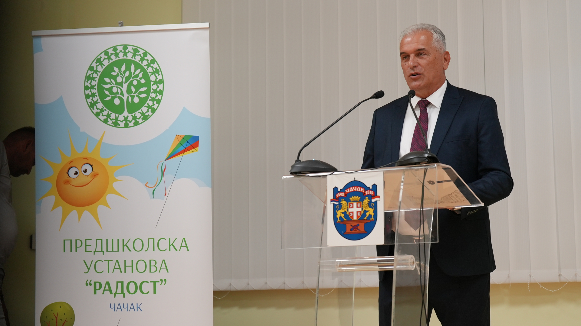 Oduševljeni roditelji i deca iz sela u okolini Čačka - konačno otvoren vrtić Maslačak / foto: RINA