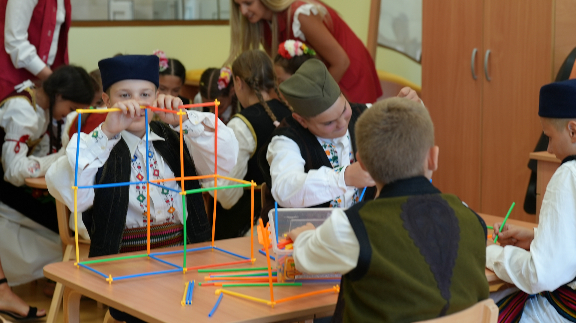 Oduševljeni roditelji i deca iz sela u okolini Čačka - konačno otvoren vrtić Maslačak / foto: RINA