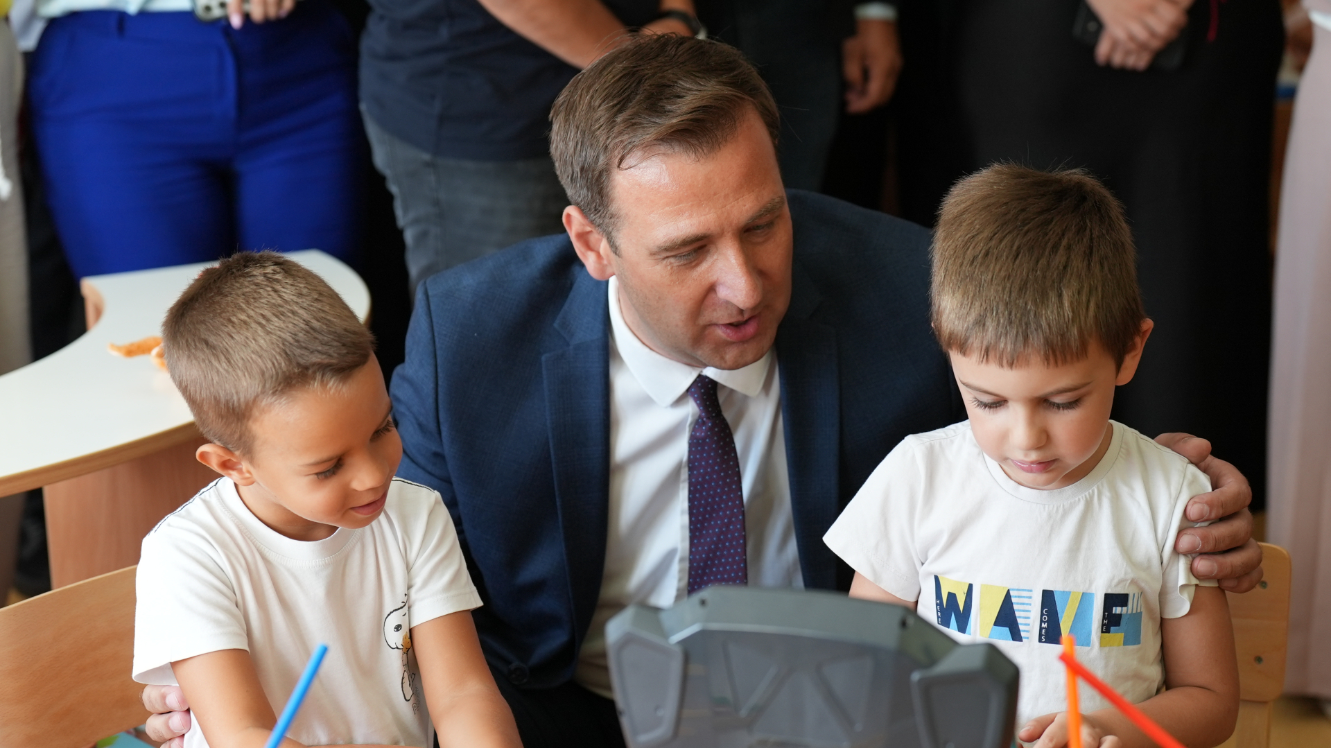 Oduševljeni roditelji i deca iz sela u okolini Čačka - konačno otvoren vrtić Maslačak / foto: RINA