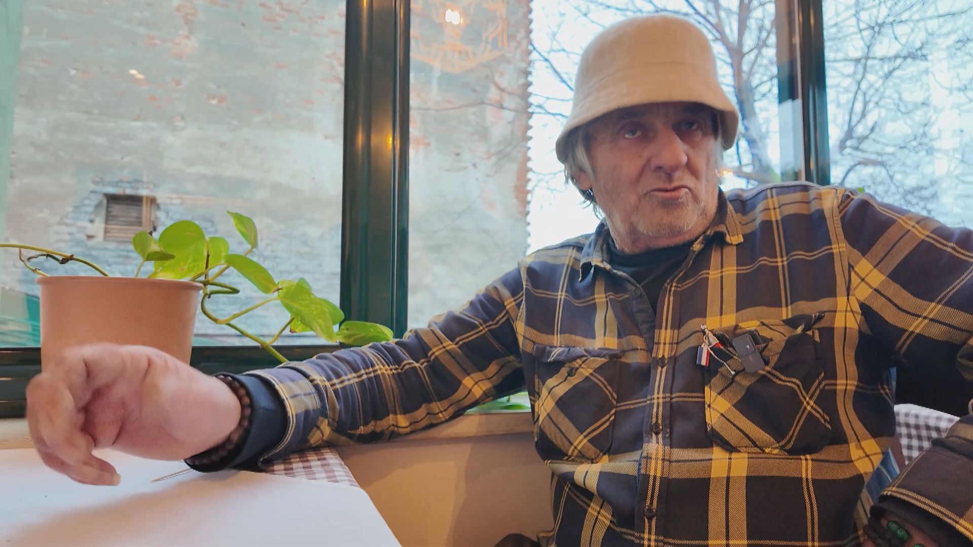 Čuvenom travaru Momi inspekcija oduzela ulja od planinskih trava: Na stotine ljudi kojima je pomogao podiglo svoj glas - taj čovek nije kriminalac, on nas je spasio muke i pustite ga da pomogne bolesnima (FOTO)(VIDEO)