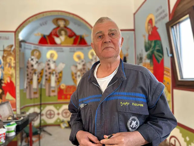 Mala svetinja velikog imena: Đorđe oslikava zidove crkve podno Suvobora - u njoj ikona Svete Ksenije Petrogradske zaštitnice doma od požara i nevolje (FOTO)