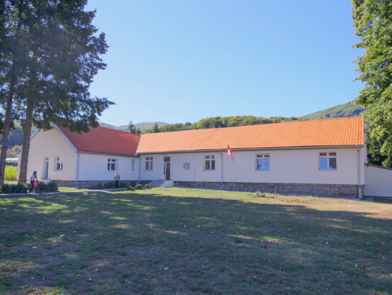 Žene je gradile bez nadnice, majke nisu štedele ruke kako bi deci obezbedile bolje sutra: Seoska škola u Zlakusi sada zaisijala novim sjajem - posle sedam decenija rekonstruisana a sve počelo u jednoj sobi (FOTO)