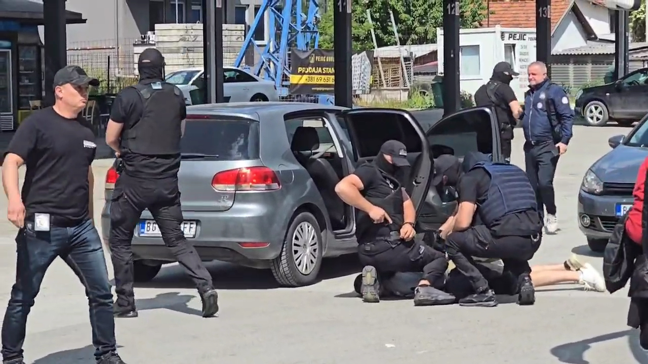 Drama u zgradi tužilaštva u Novom Pazaru: Osumnjičenom nakon sto je produžen pritvor napravio haos, opirao se policiji i nije dao da mu se stave lisice na ruke