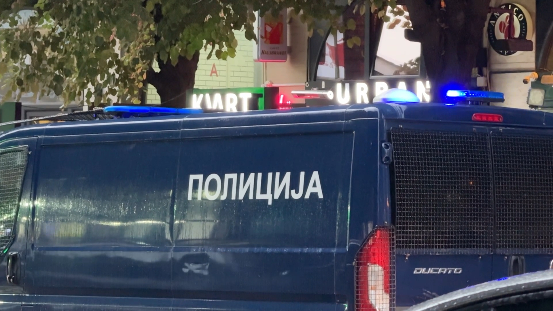 Krvavi obračun u Novom Pazaru: Izboden mladić, odmah prevezen u bolnicu i izgubio je mnogo krvi (FOTO)(VIDEO)