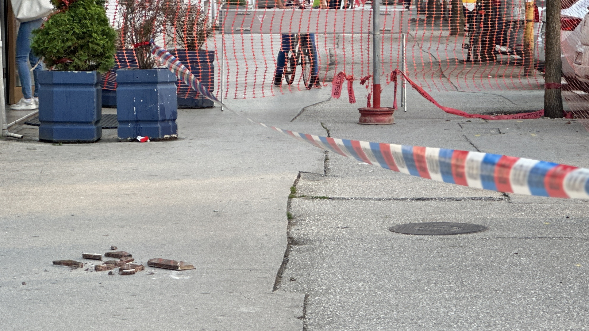 Mermerna ploča pala sa zgrade na trotoar / foto: RINA