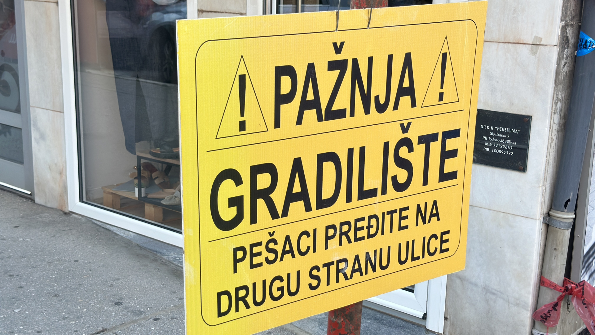 Mermerna ploča pala sa zgrade na trotoar / foto: RINA