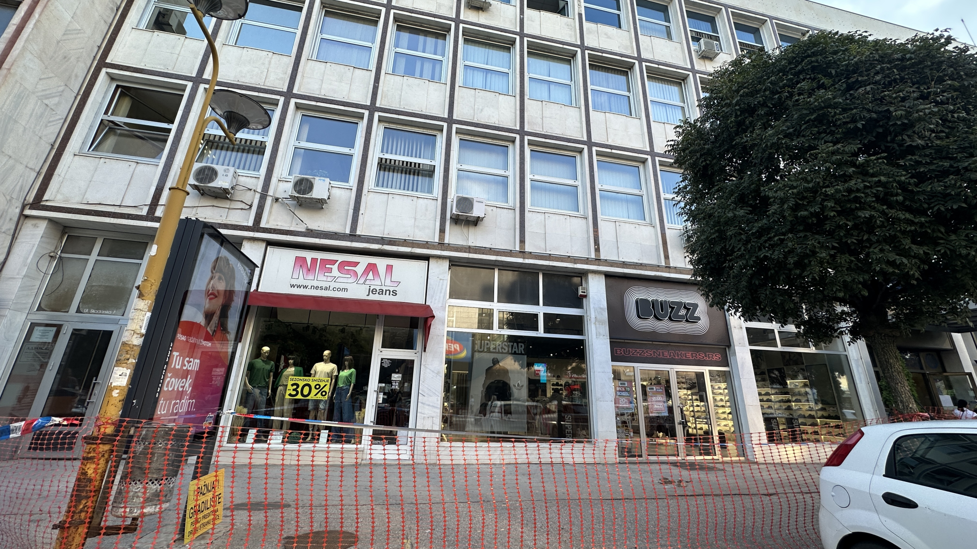 Mermerna ploča pala sa zgrade na trotoar / foto: RINA