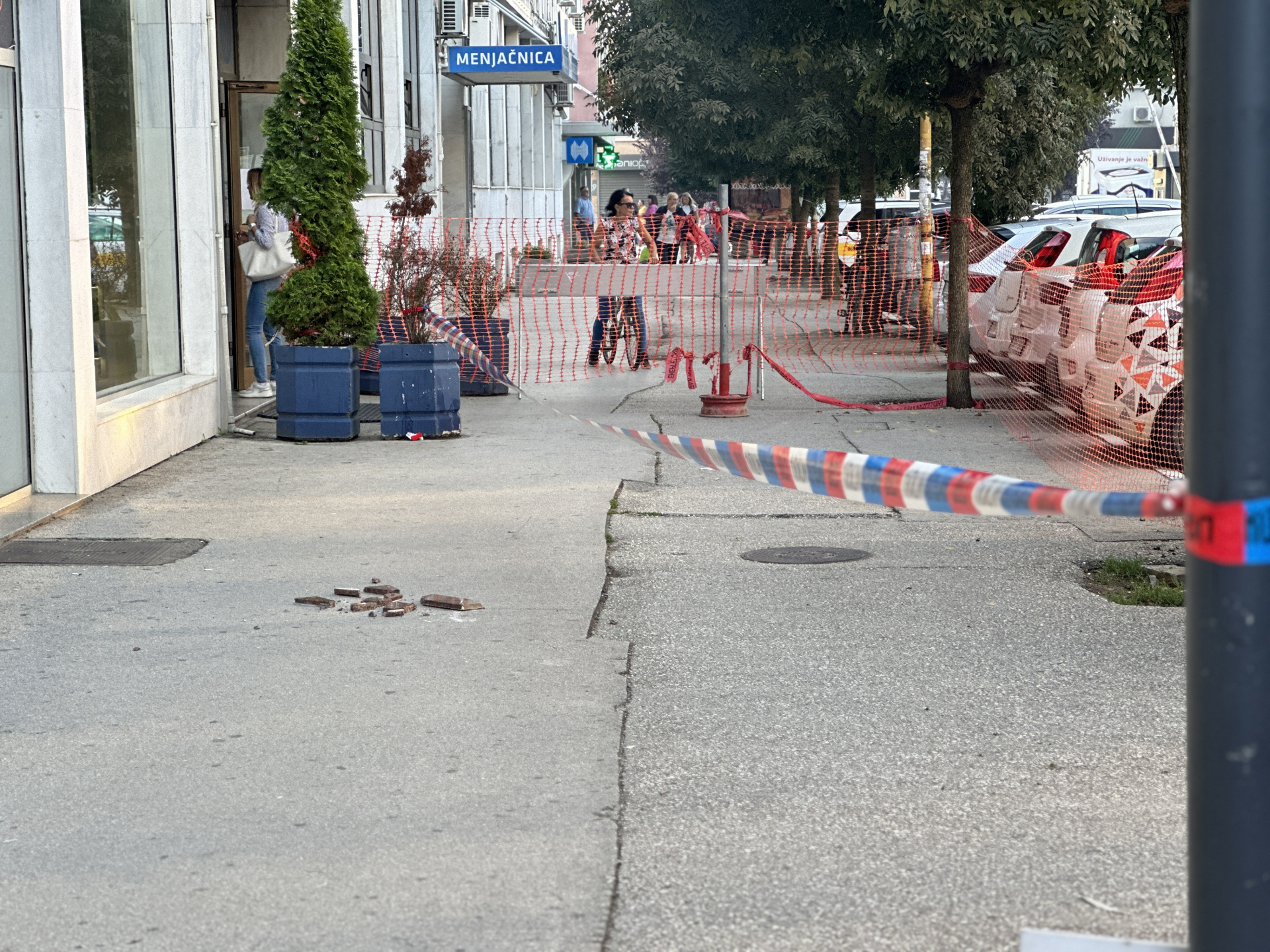 Pala mermerna ploča sa zgrade na trotoar u centru Čačka: Policija odmah izašla na lice mesta i obezbedila prostor
