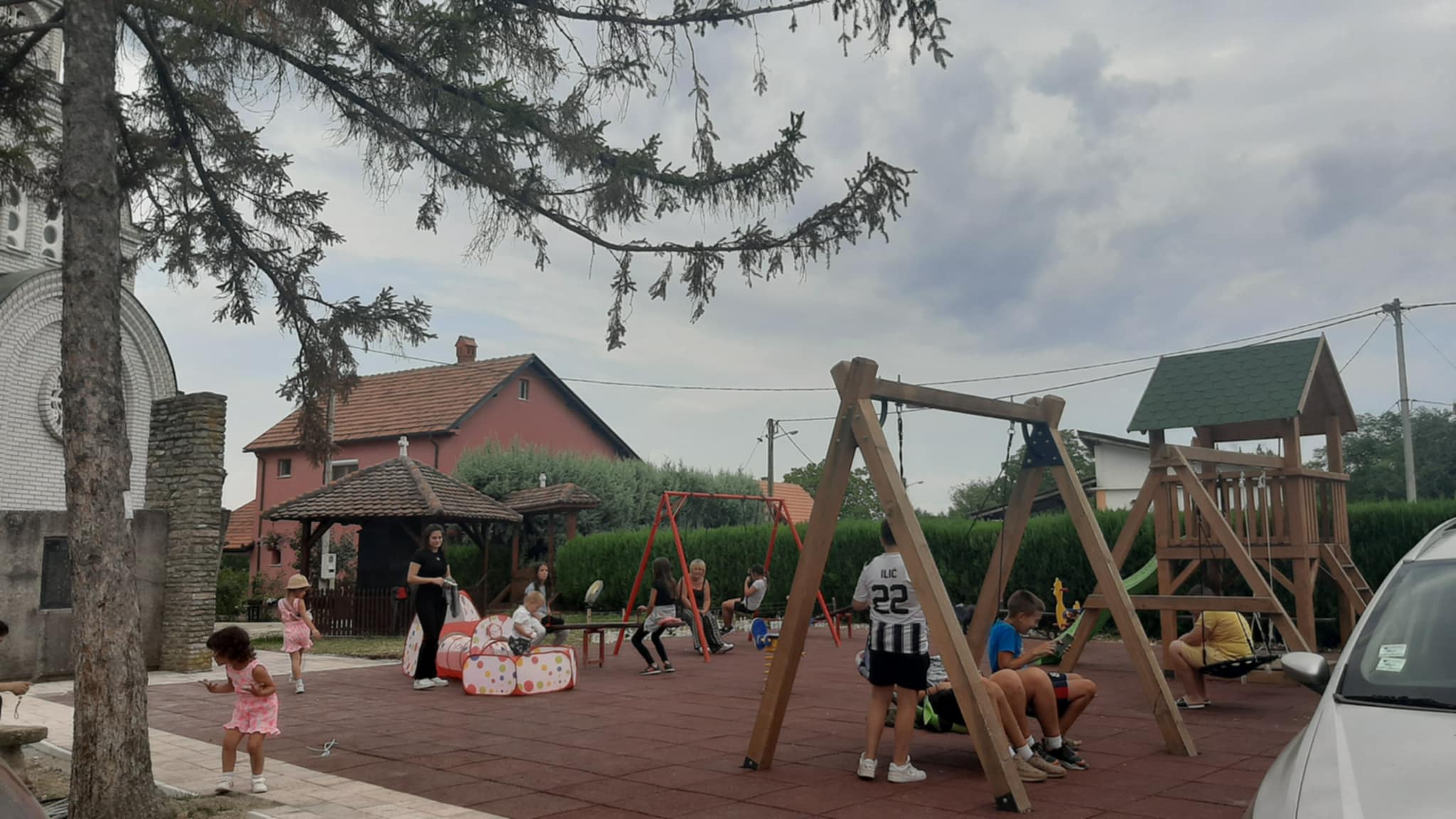 Sreći dece u ovom selu nema kraja, sada imaju svoj omiljeni kutak: U Junkovcu kod Topole nakon dugo čekanja urađeno moderno igralište (FOTO)