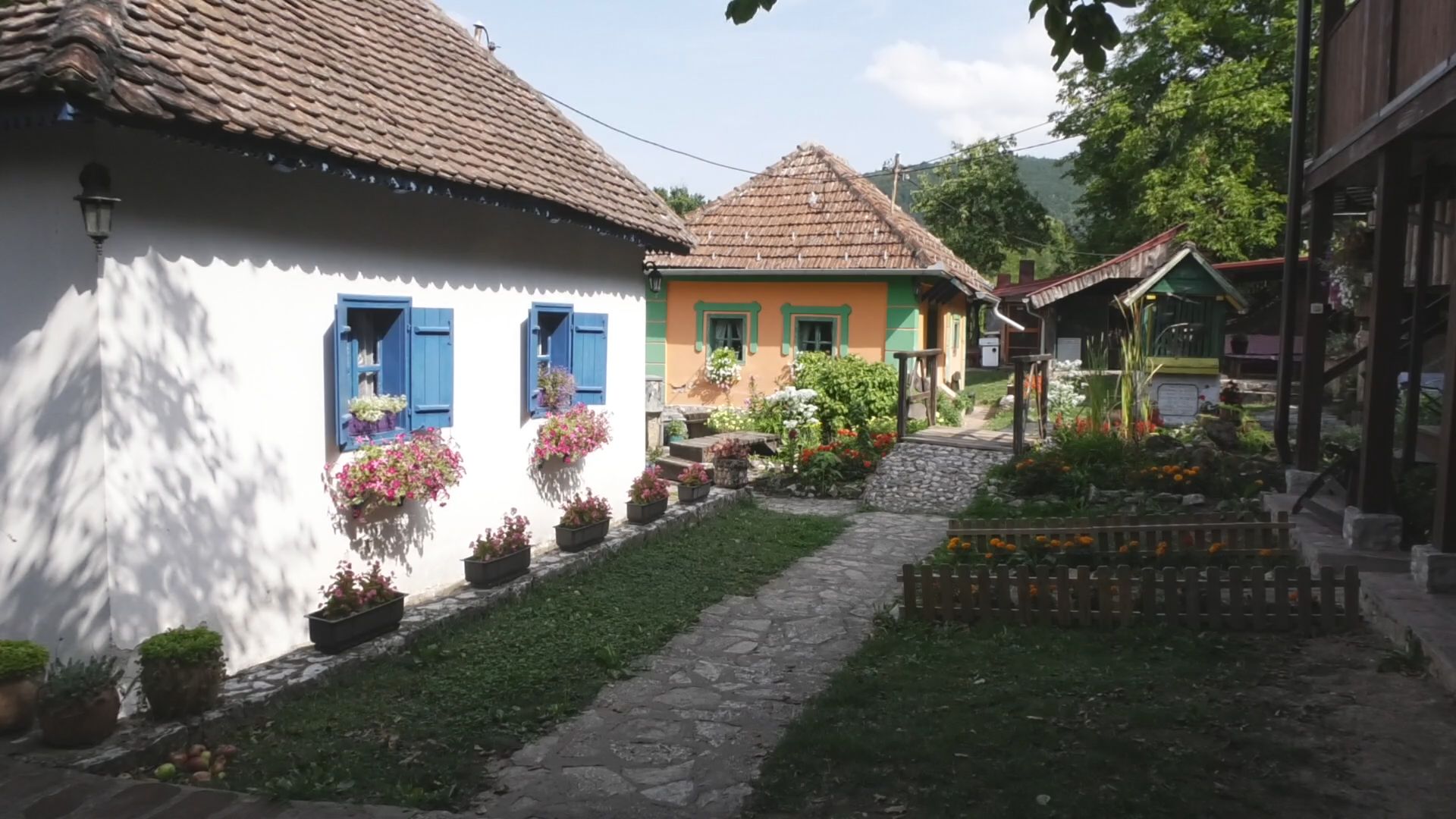 Nosile smo ciglu po ciglu i zapinjale koliko smo mogle: Dušanka je jedna od žena koja je kulukom gradila školu u najpoznatijem grnčarskom selu u Srbiji (FOTO)