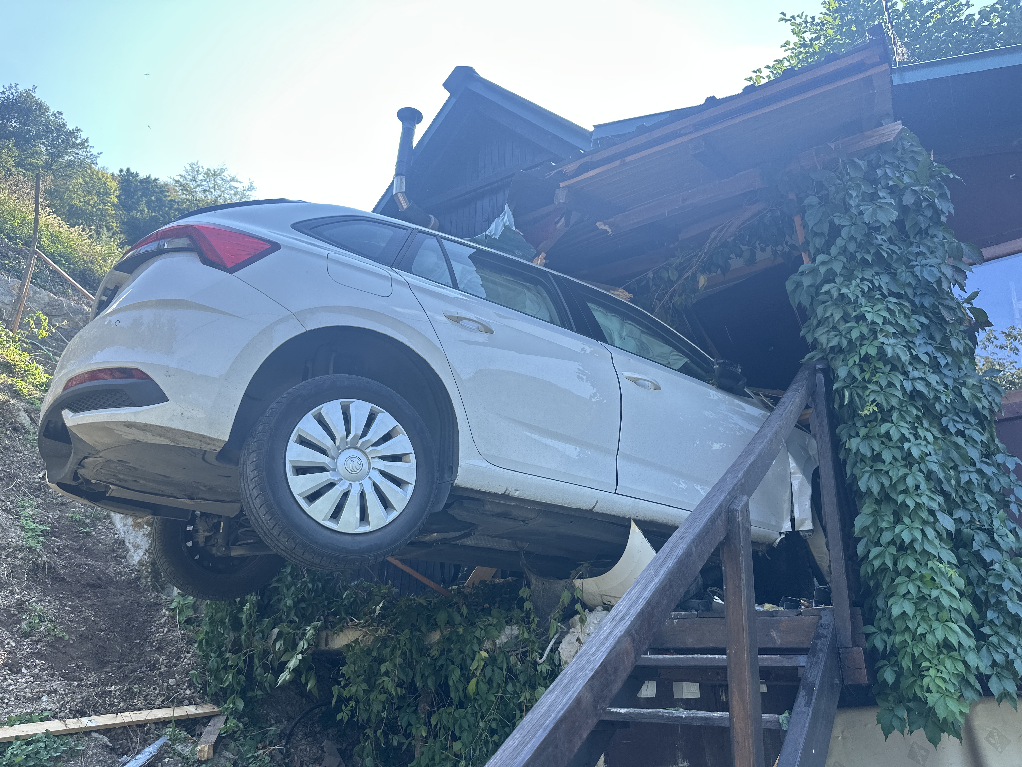 Uleteo škodom u vikendicu na obali Morave: Neverovatna saobraćajna nezgoda u Ovčarsko-kablarskoj klisuri, samo pukom srećom izbegnuta tragedija (FOTO)(VIDEO)