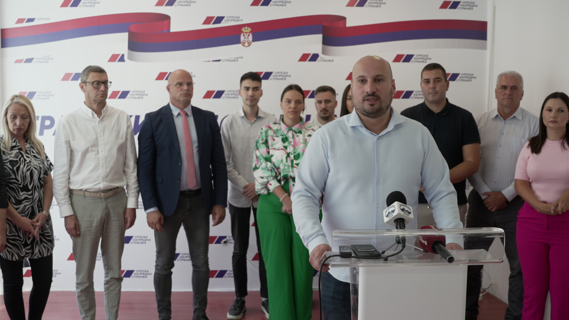 Boli ih što je na ulici bilo 4.000 ljudi a oni ne mogu da skupe ni 400, namerno su sazvali kontra skup kako bi uplašili građane ali uzalud: Nakon nemira u Čačku oglasili se iz SNS i poručuju - blokaderima sledi politička propast (FOTO)