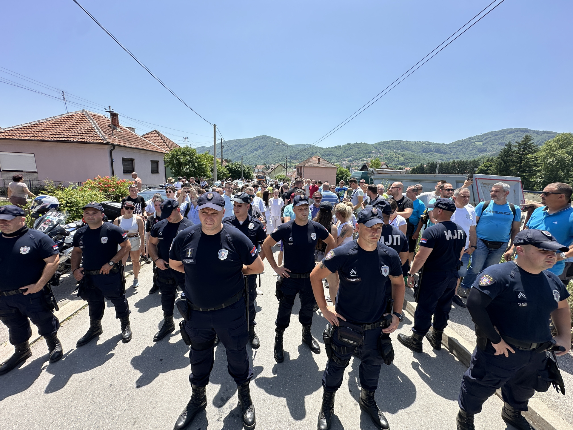 Oslobođeni blokaderi koji su brutalno napali policajce u Kosjeriću: Građani zgroženi i pitaju se - ko štiti te nasilnike