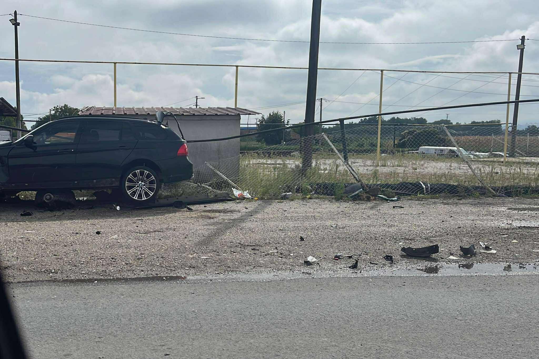 Probio zaštitnu ogradu i uleteo na plac: Nezgoda na obilaznom putu u Čačku, vozač bmw-a izgubio kontrolu i sleteo sa puta (FOTO)