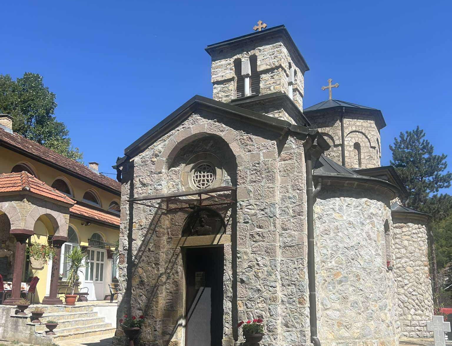 Ovo je jedan od najlepših manastira posvećen velikom svecu koji se danas slavi: Sveto Jovanje postojalo čak i pre Kosovskog boja, danas je to mesto koje odiše mirom i toplinom (FOTO)