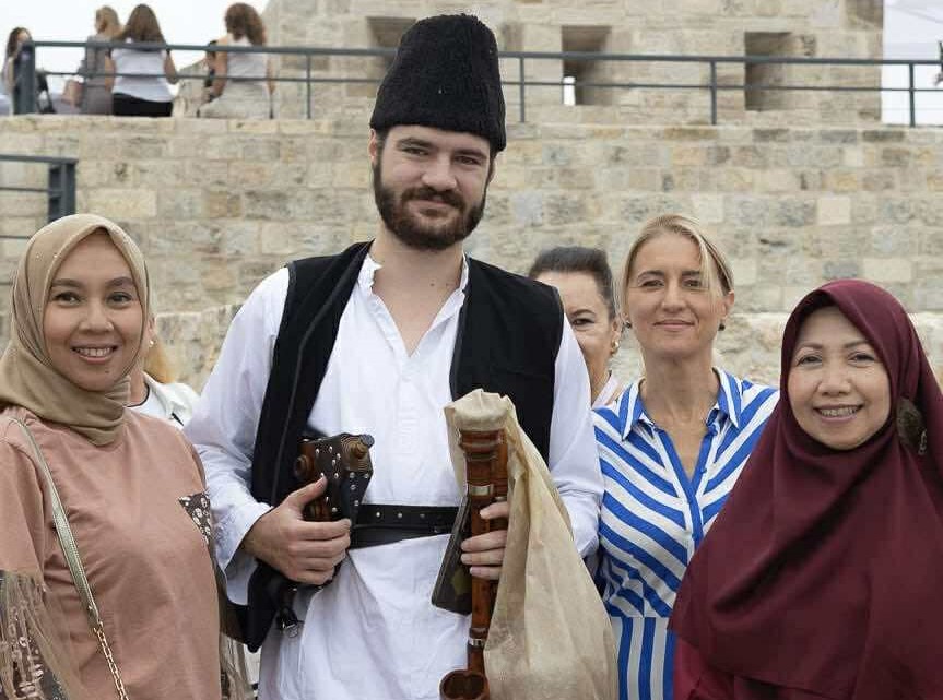 Dočekao ih vodič u srpskoj narodnij nošnji i priča o istoriji: Žene iz Međunarodnog kluba u poseti Beogradu, dogovoren veliku multikulturalni događaj u sprskoj prestonici (FOTO)