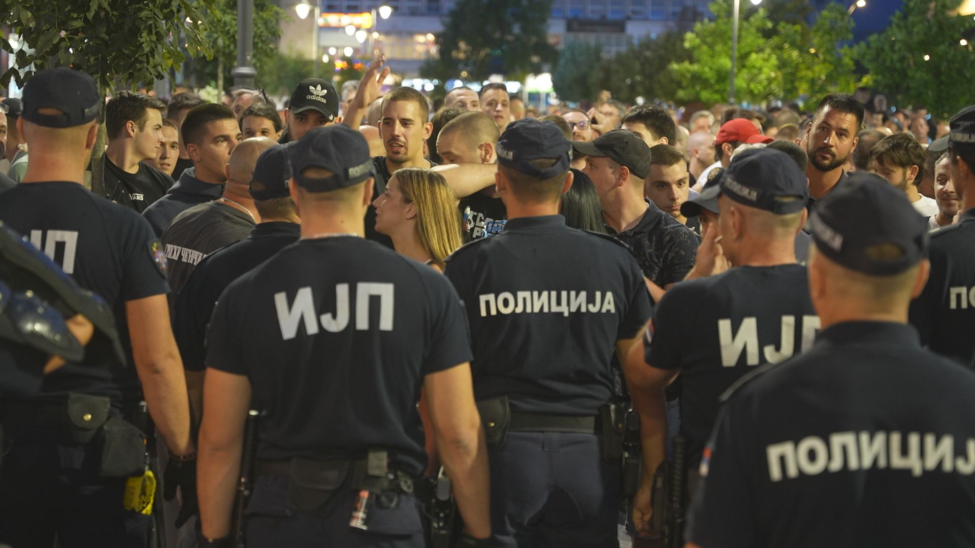 Grad pod kamerama, a policija spremna da sačuva građane: Veliki narodni skup protiv blokada zakazan u Čačku, nakon nasilja blokadera od pre neki dan mere bezbednosti podignute na najviši nivo 