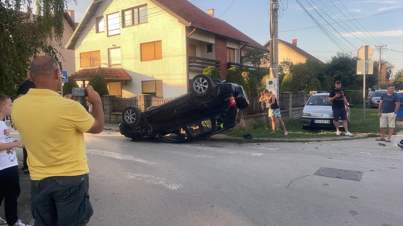 Čuli smo jak udar i izašli napolje: Žestok sudar u porodičnom naselju u Čačku, jedan auto prevrnut na krov a drugi ostao nasred puta