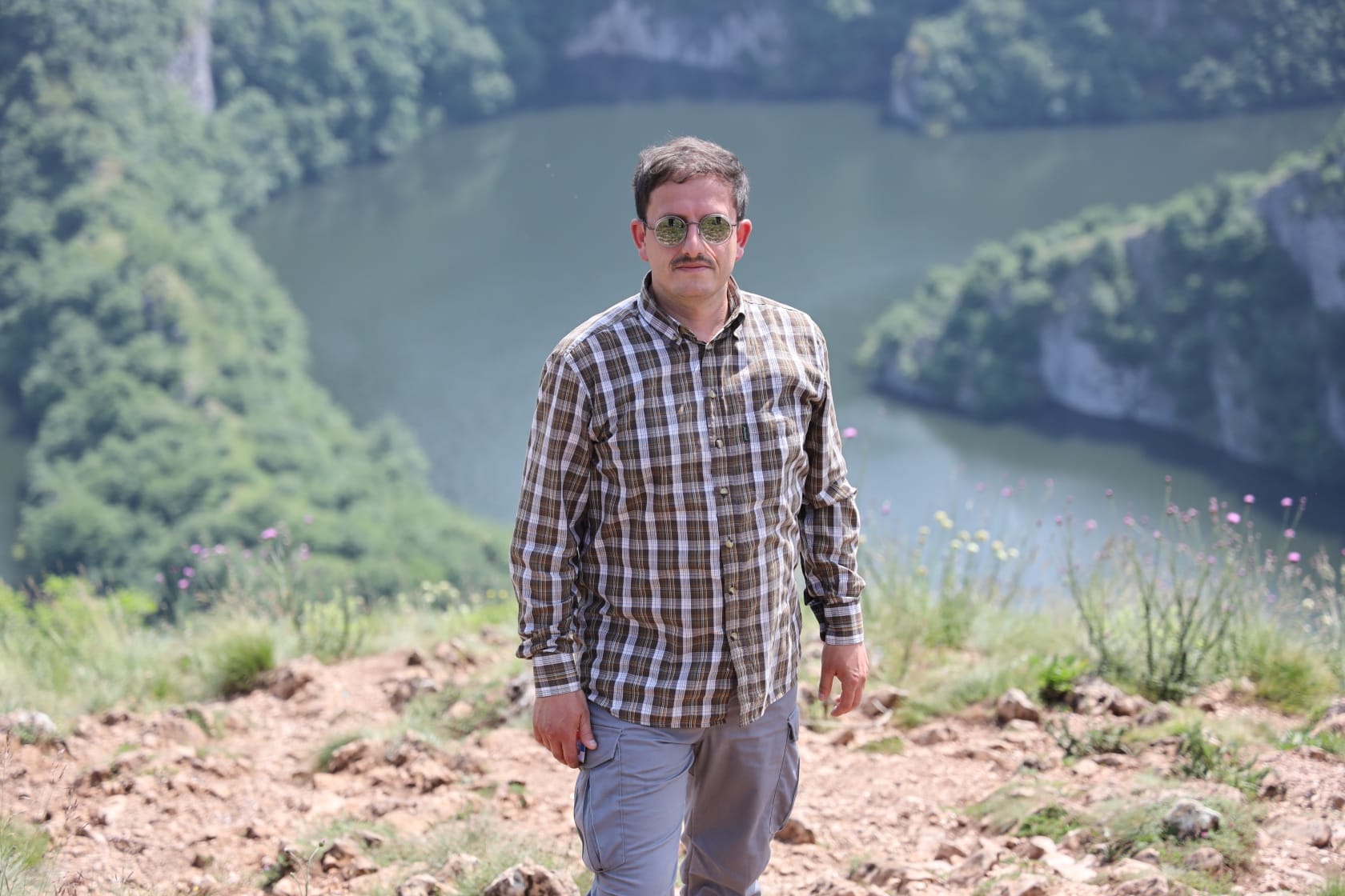 Ovaj deo Srbije postaje prava turistička atrakcija - gosti stižu iz svih delova sveta: Sabahudin je rendžer koji ih dočekuje i upoznaje sa lepotama Pešterske visoravni (FOTO)