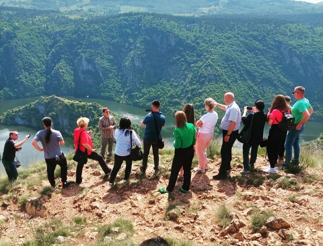 Sabahudin upoznaje turiste sa lepotama Pešterske visoravni / foto: Privatna arhiva